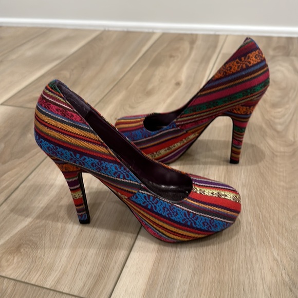 VGUC Women’s Torta Caliente Brand Size 7 High Heels Multi Colored Print - Picture 9 of 10